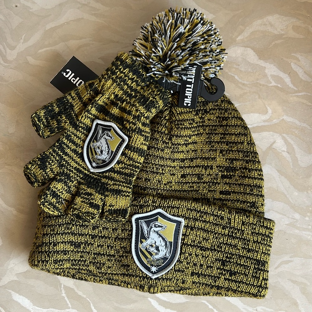 NWT Hot Topic Hufflepuff Harry Potter Yellow Knit Toque Hat and Fingerless Glove
